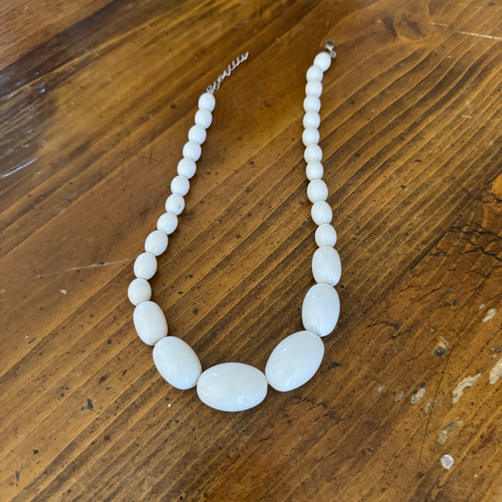 Vintage Style White Necklace Graduated Beads